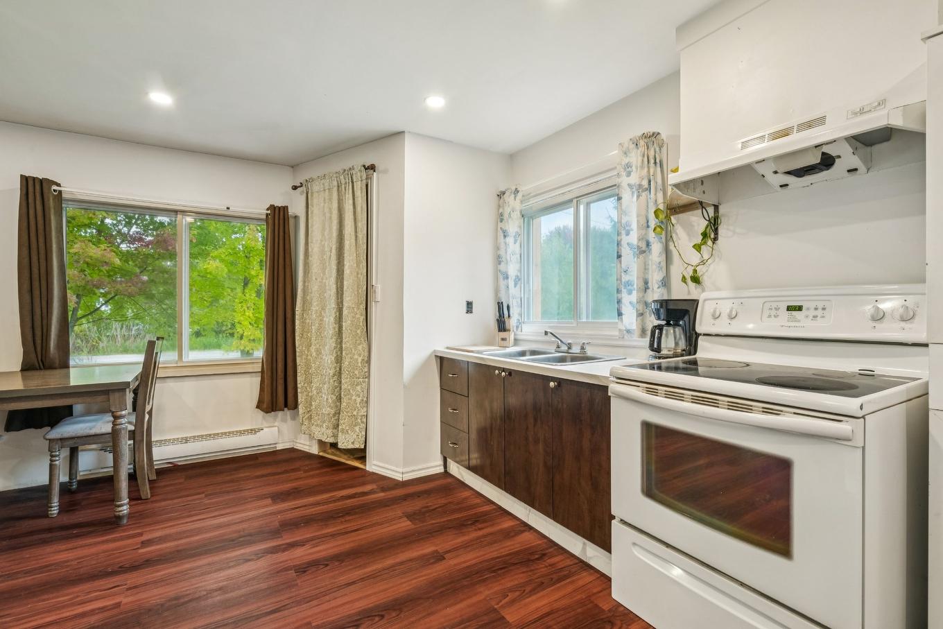 Kitchen - 48 Rue Ginette, Noyan, QC - Indoor Photo Showing Kitchen With Double Sink
