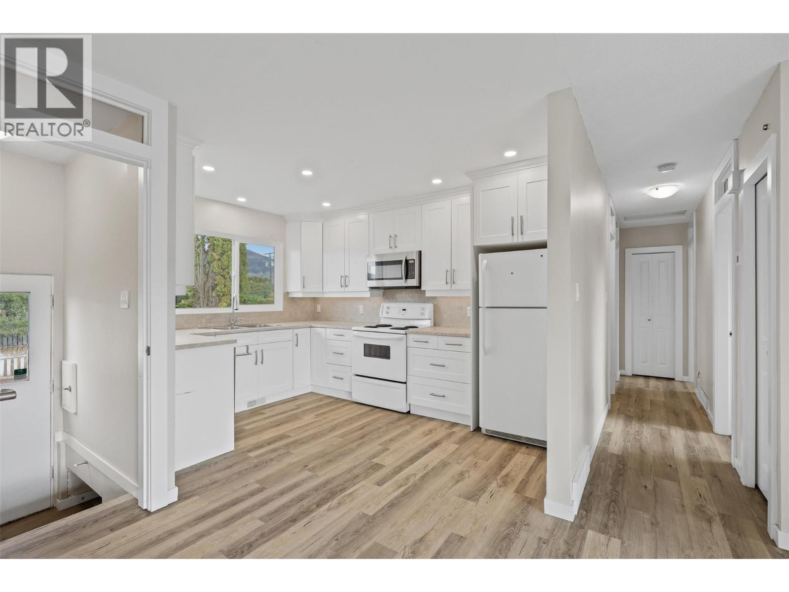 293 Walnut Avenue, Kamloops, BC - Indoor Photo Showing Kitchen