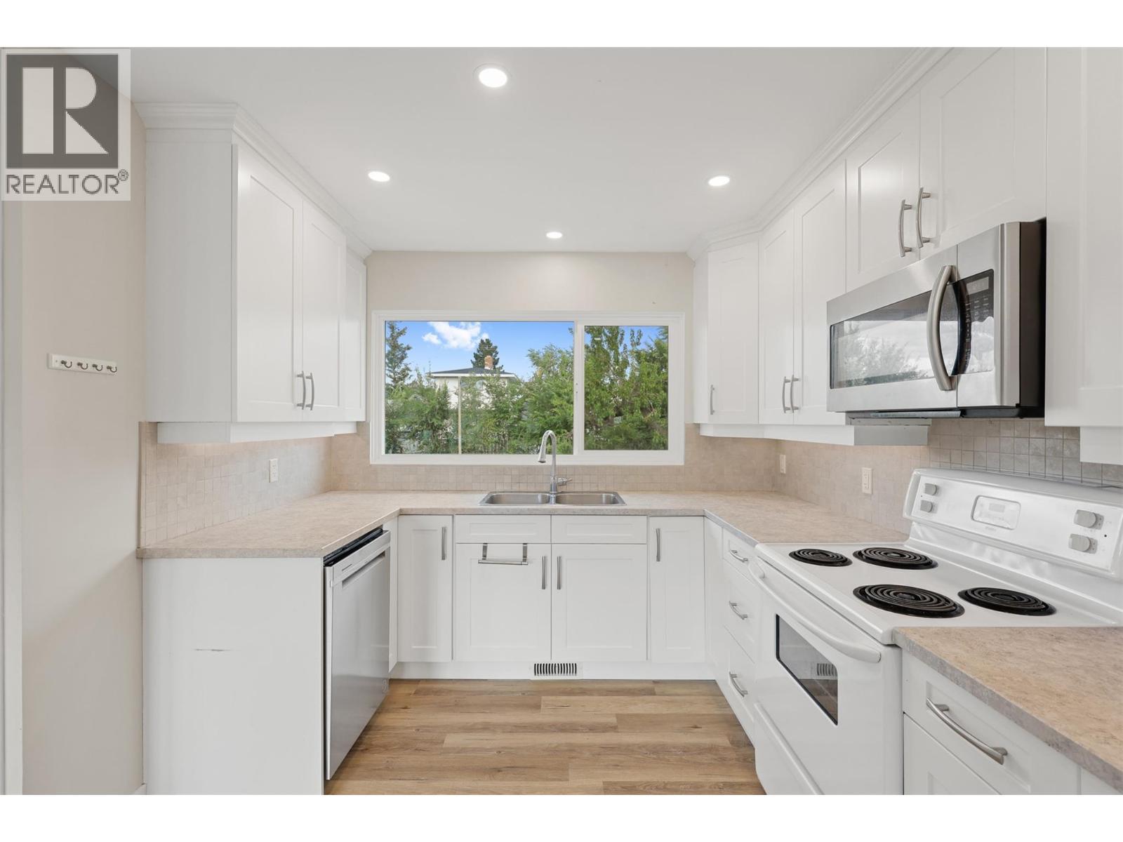 293 Walnut Avenue, Kamloops, BC - Indoor Photo Showing Kitchen With Double Sink