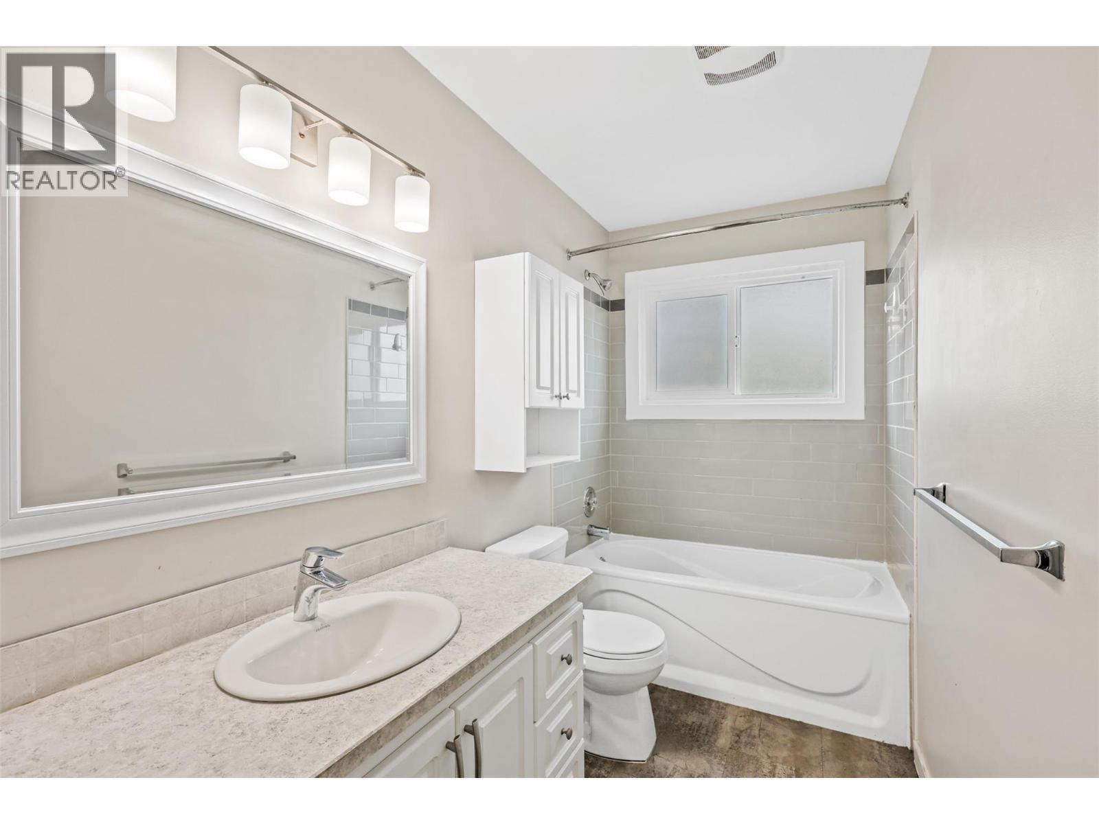 293 Walnut Avenue, Kamloops, BC - Indoor Photo Showing Bathroom