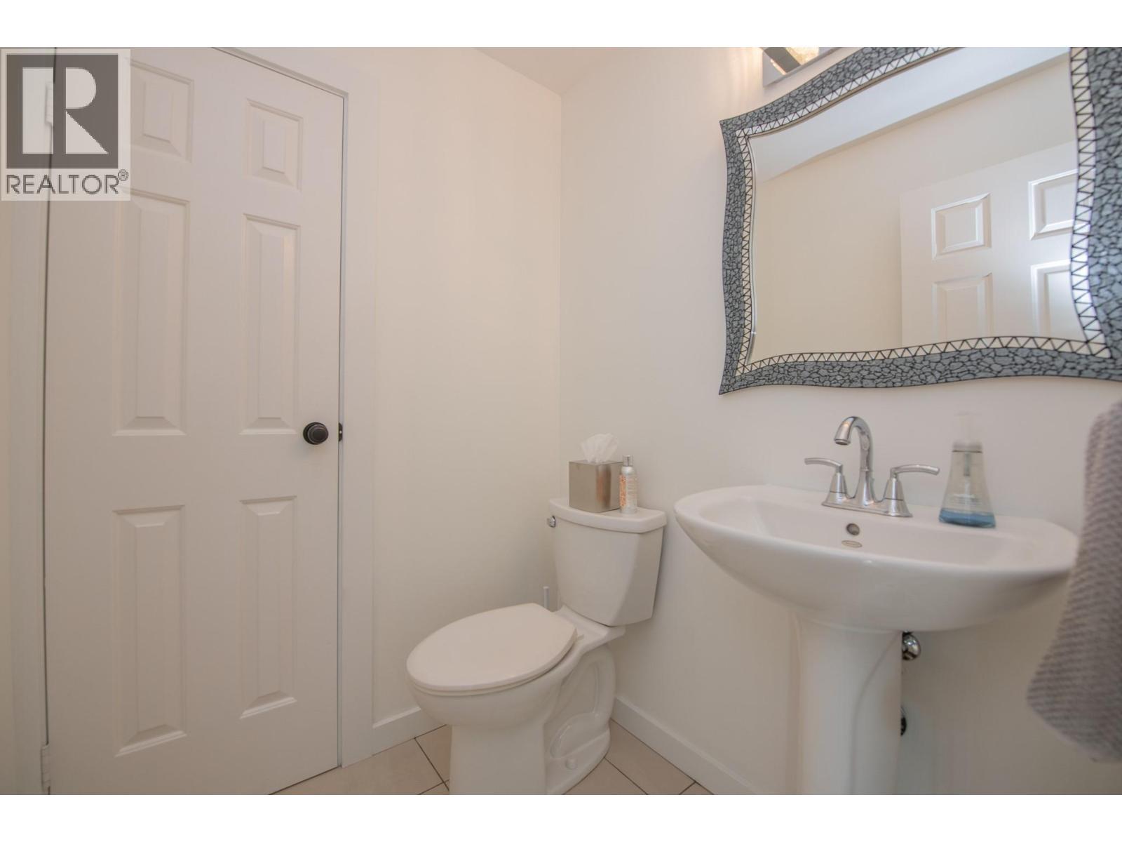 Half bath on main flor - 702 Cypress Drive, Coldstream, BC - Indoor Photo Showing Bathroom
