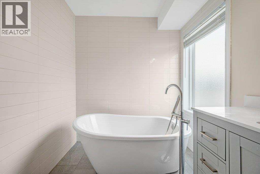 Ensuite - 974 Mt. Beaven Place, Vernon, BC - Indoor Photo Showing Bathroom