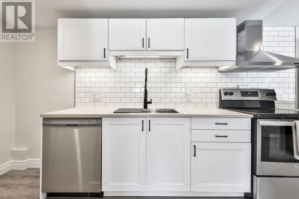 47 Castlefield Drive, Hamilton, ON - Indoor Photo Showing Kitchen With Stainless Steel Kitchen With Double Sink With Upgraded Kitchen
