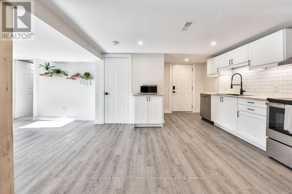 47 Castlefield Drive, Hamilton, ON - Indoor Photo Showing Kitchen