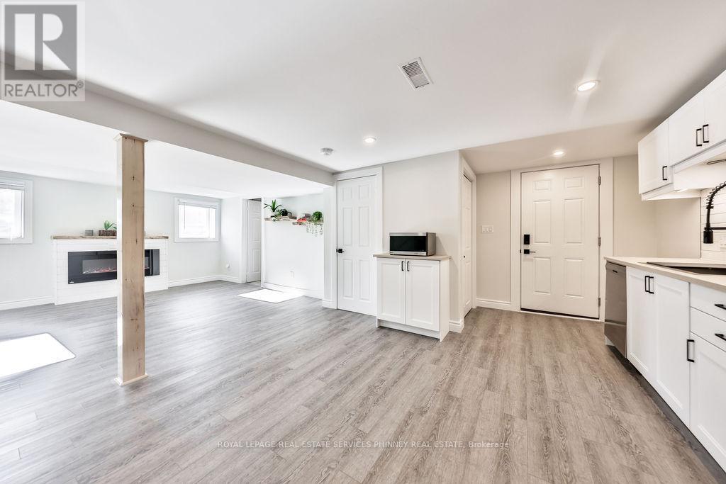 47 Castlefield Drive, Hamilton, ON - Indoor Photo Showing Kitchen