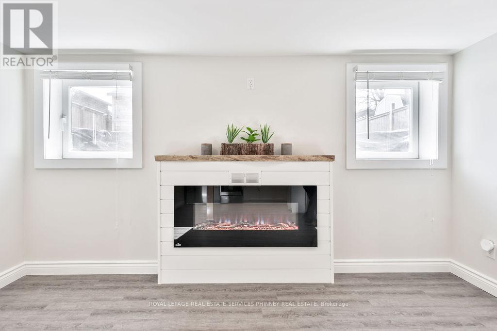 47 Castlefield Drive, Hamilton, ON - Indoor Photo Showing Living Room With Fireplace