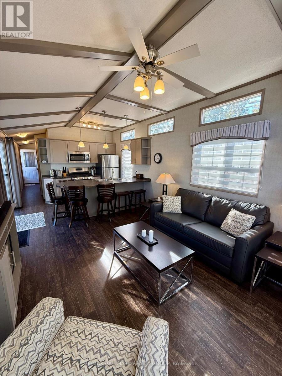 16 - 92 Bingham Drive, Horton, ON - Indoor Photo Showing Living Room