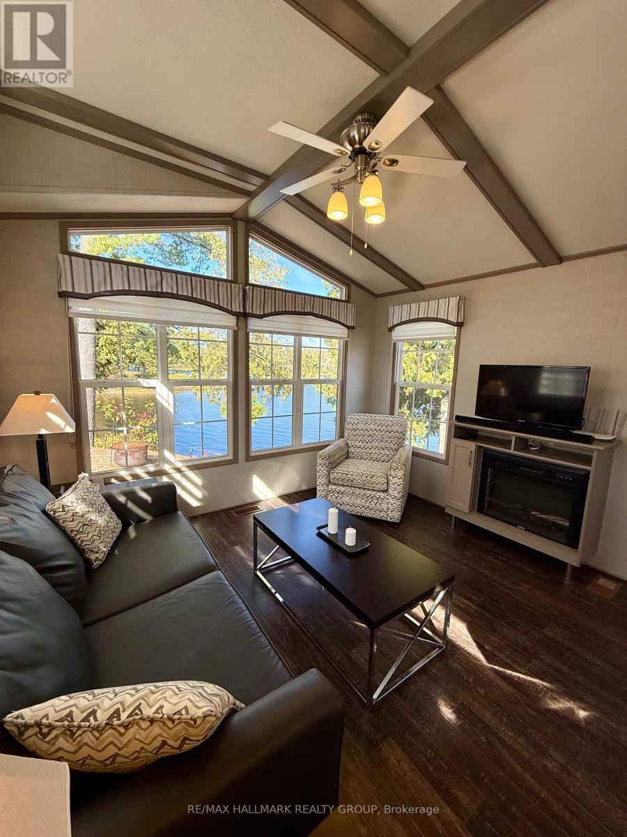 16 - 92 Bingham Drive, Horton, ON - Indoor Photo Showing Living Room