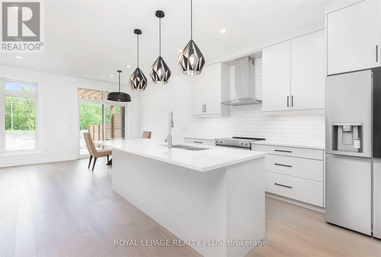 7214 Parsa Street, Niagara Falls, ON - Indoor Photo Showing Kitchen With Upgraded Kitchen