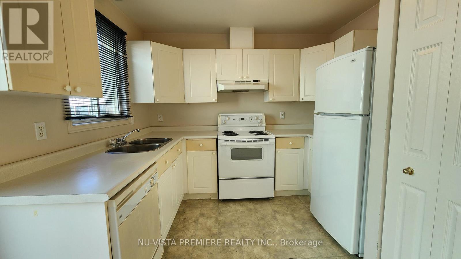 7 - 40 Burslem Street, London East (East N), ON - Indoor Photo Showing Kitchen With Double Sink