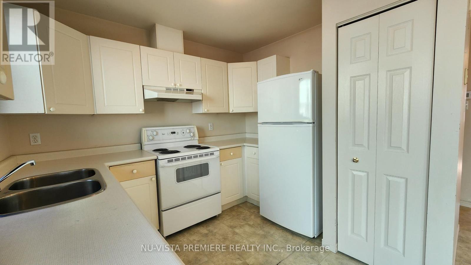 7 - 40 Burslem Street, London East (East N), ON - Indoor Photo Showing Kitchen With Double Sink
