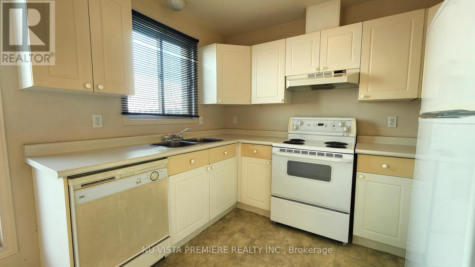 7 - 40 Burslem Street, London East (East N), ON - Indoor Photo Showing Kitchen With Double Sink