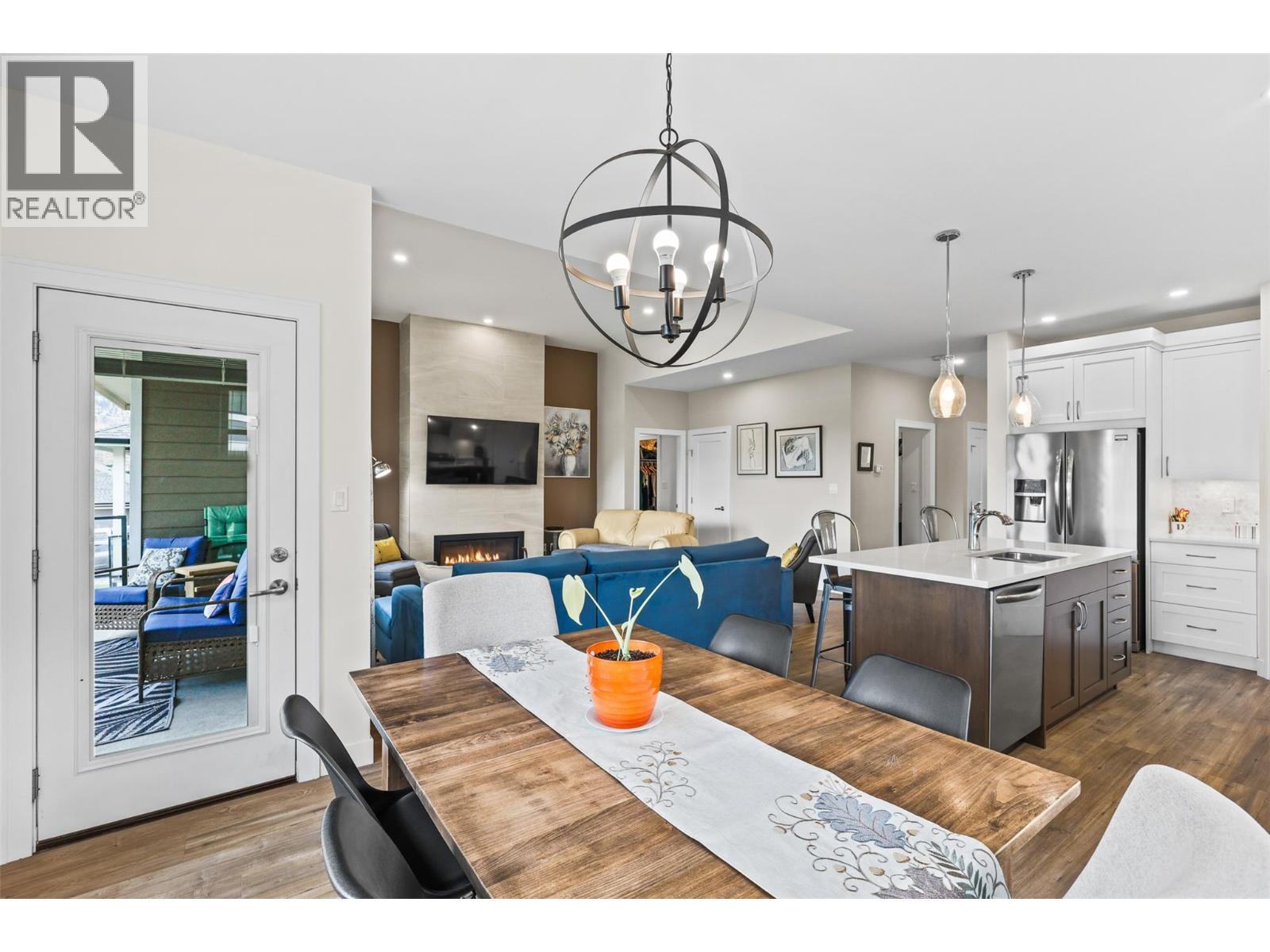 641 Shuswap Road E Unit# 109, Kamloops, BC - Indoor Photo Showing Dining Room