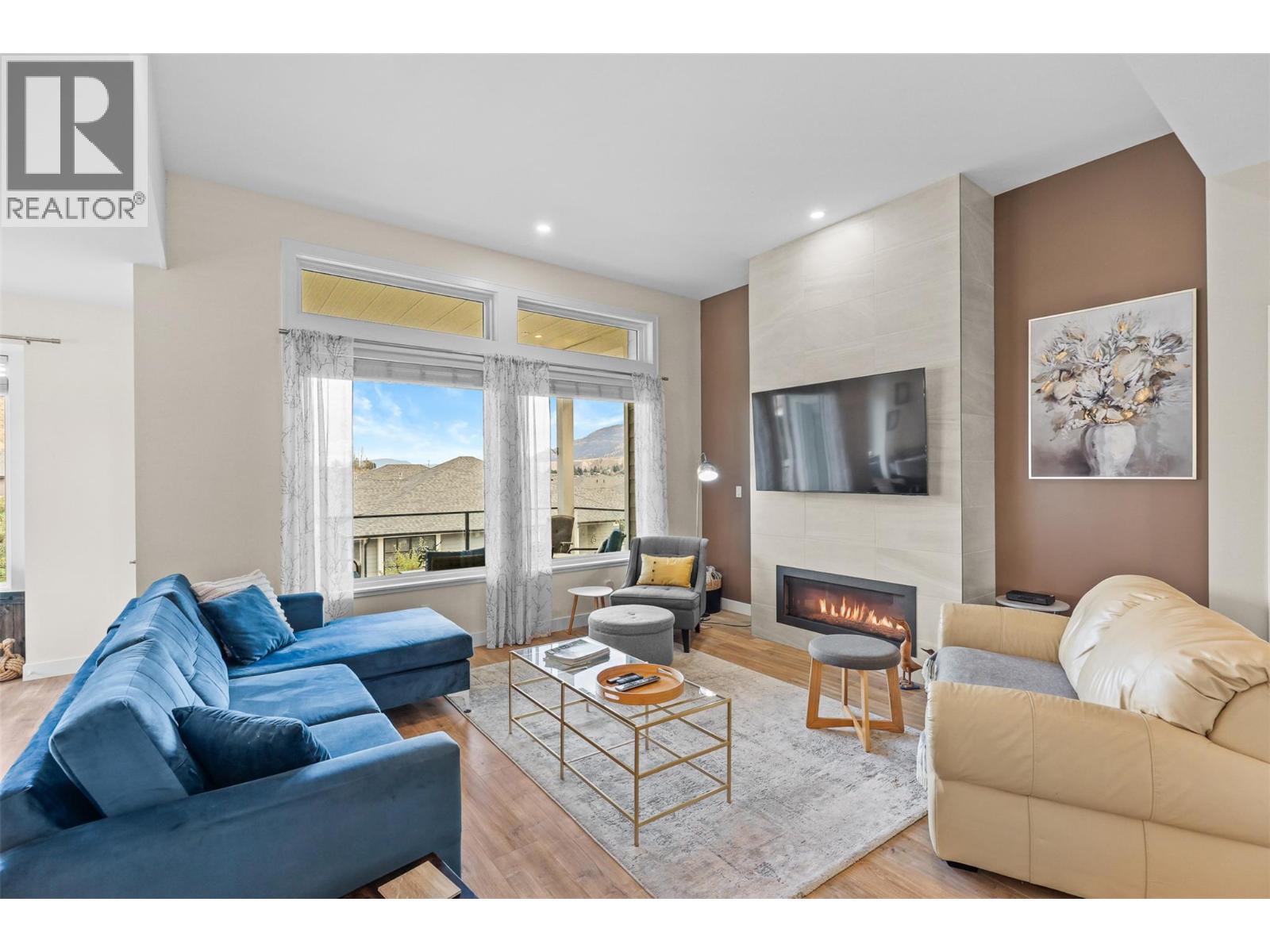 641 Shuswap Road E Unit# 109, Kamloops, BC - Indoor Photo Showing Living Room With Fireplace