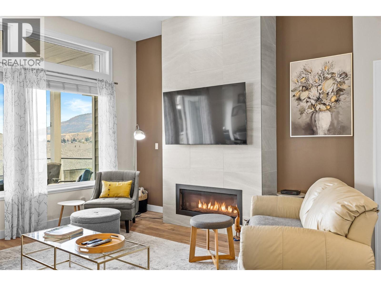 641 Shuswap Road E Unit# 109, Kamloops, BC - Indoor Photo Showing Living Room With Fireplace