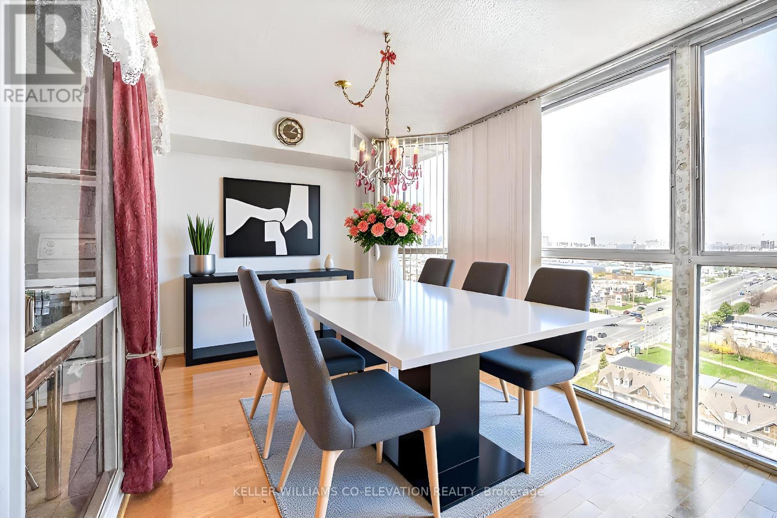 Kingsmere on The Park - Kitchen - 1604 - 880 Dundas Street W, Mississauga, ON - Indoor Photo Showing Dining Room