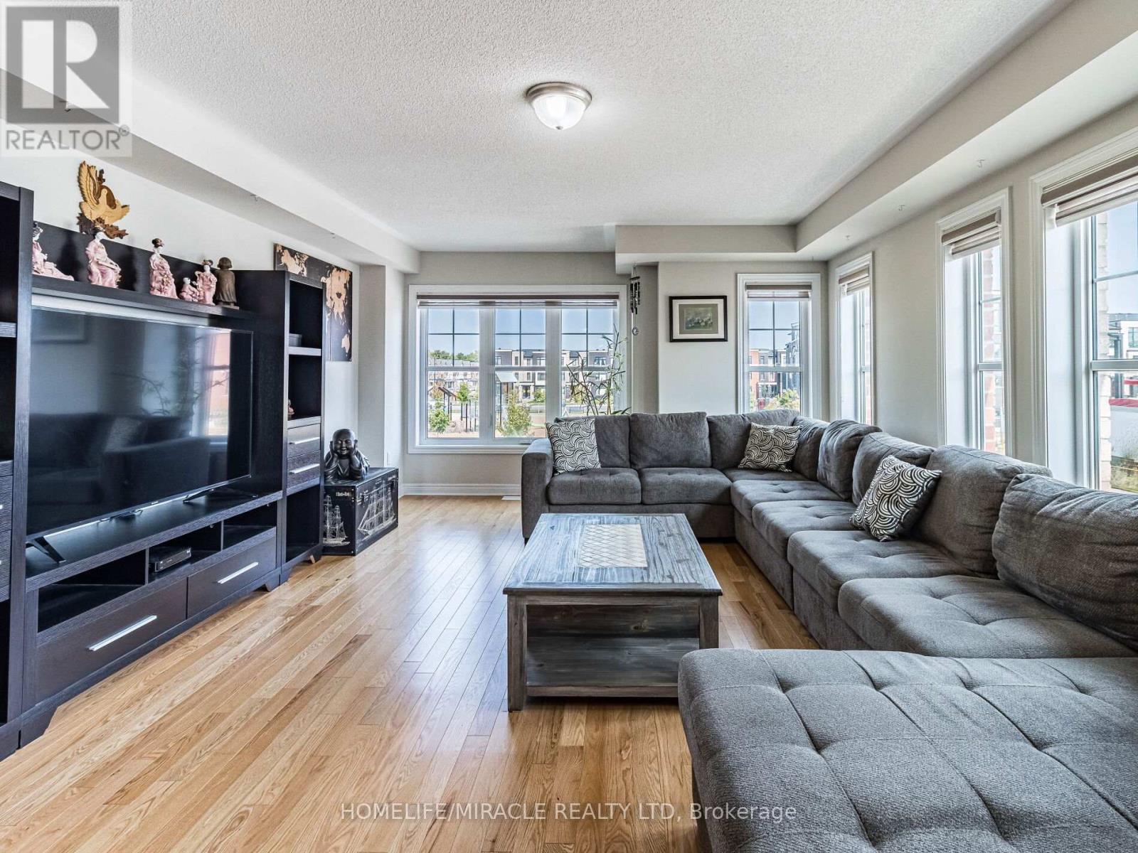 43 Finegan Circle, Brampton, ON - Indoor Photo Showing Living Room