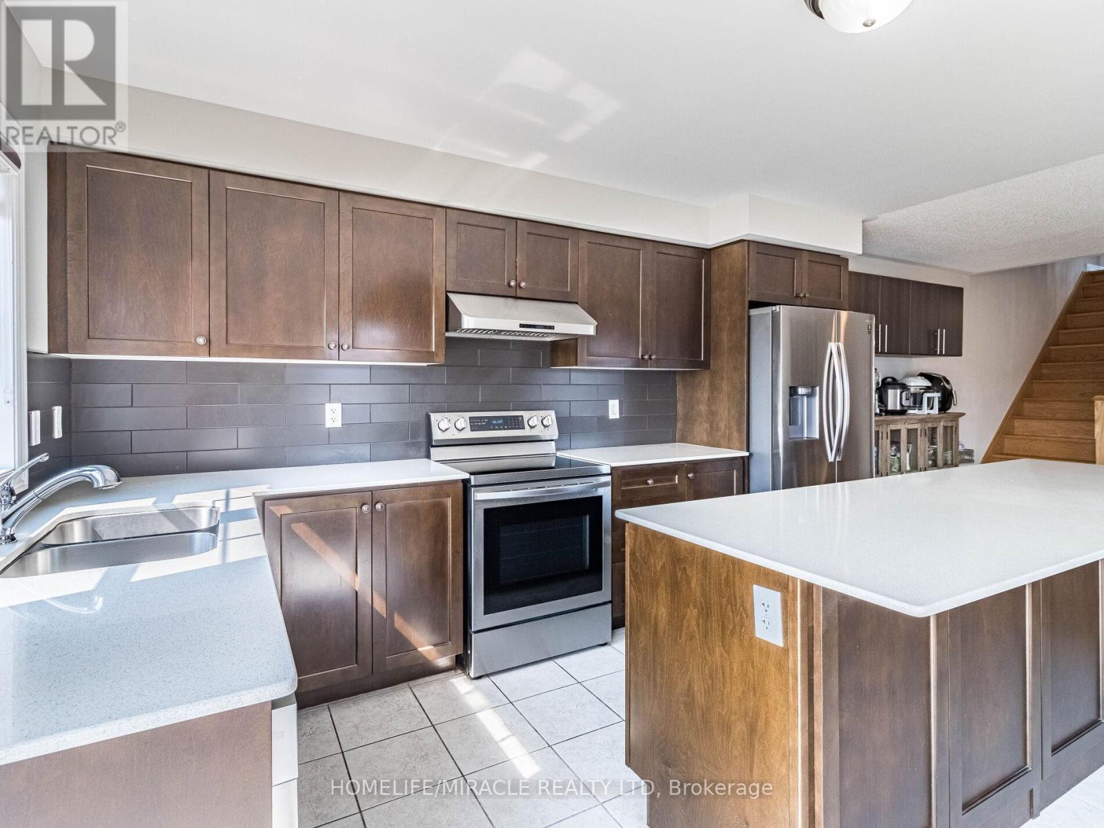 43 Finegan Circle, Brampton, ON - Indoor Photo Showing Kitchen With Stainless Steel Kitchen With Upgraded Kitchen