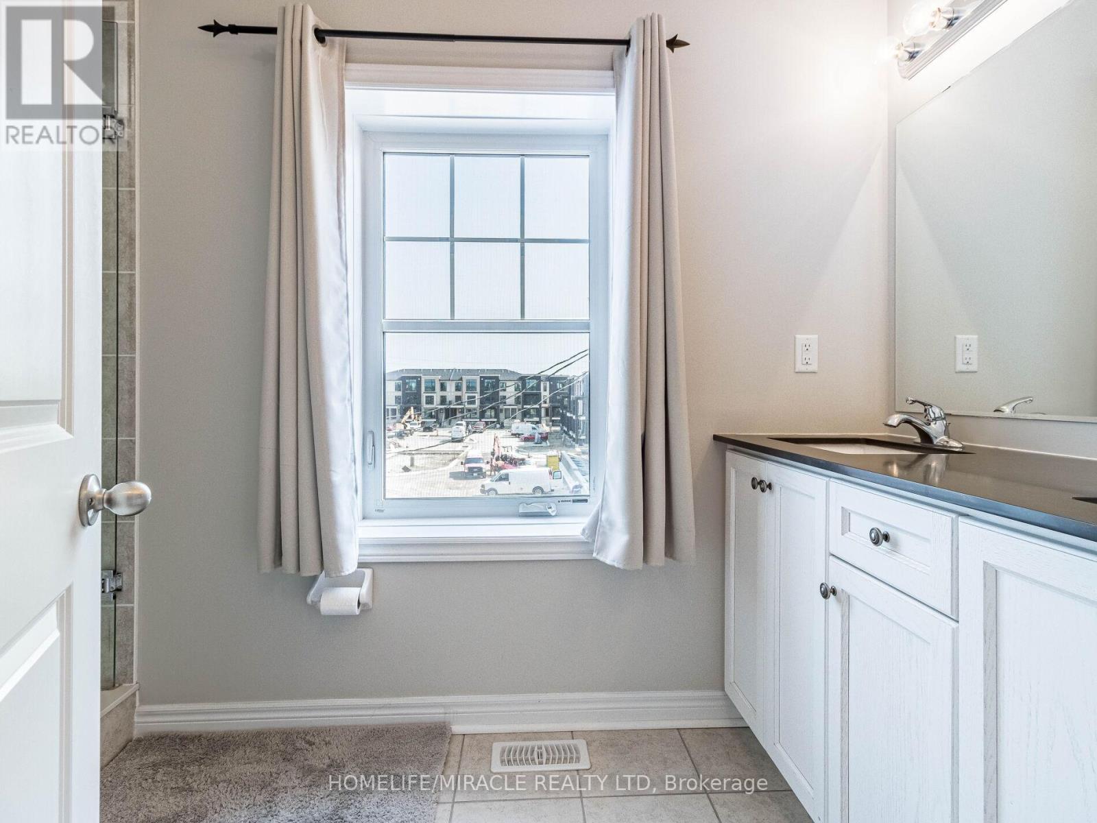 43 Finegan Circle, Brampton, ON - Indoor Photo Showing Bathroom