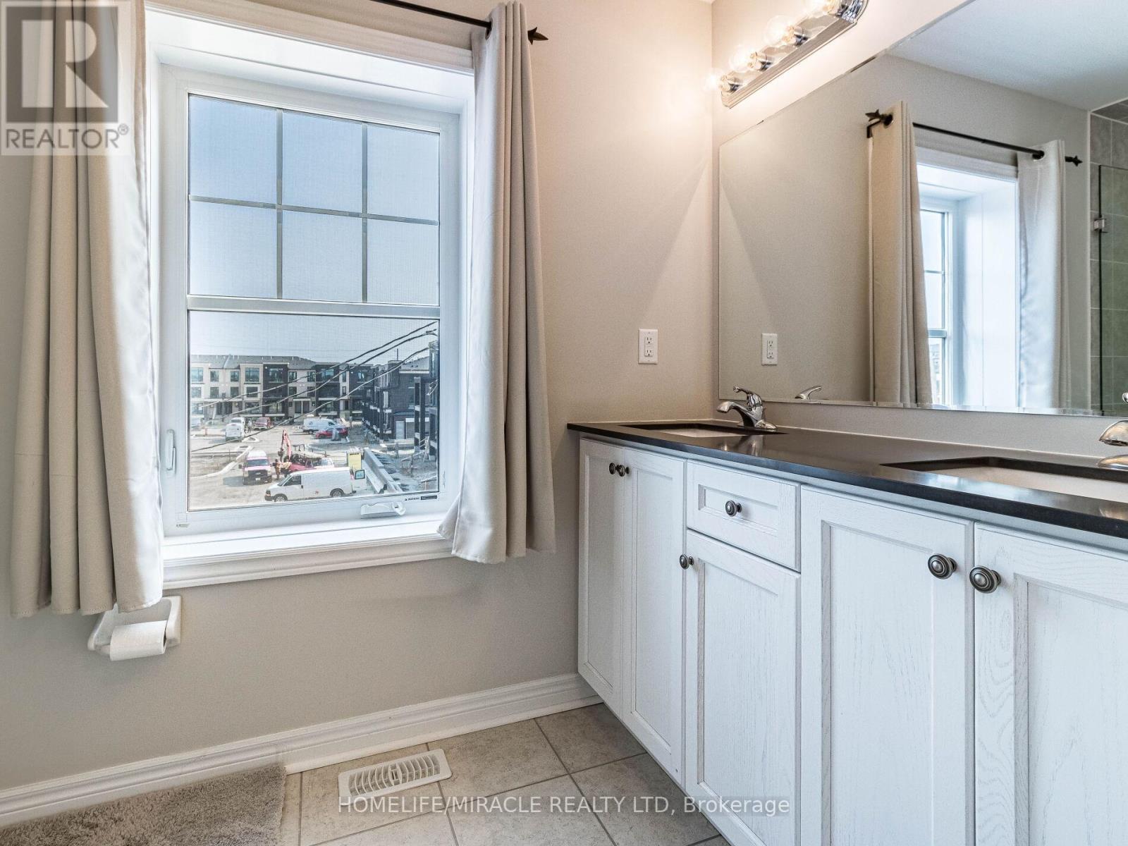 43 Finegan Circle, Brampton, ON - Indoor Photo Showing Bathroom