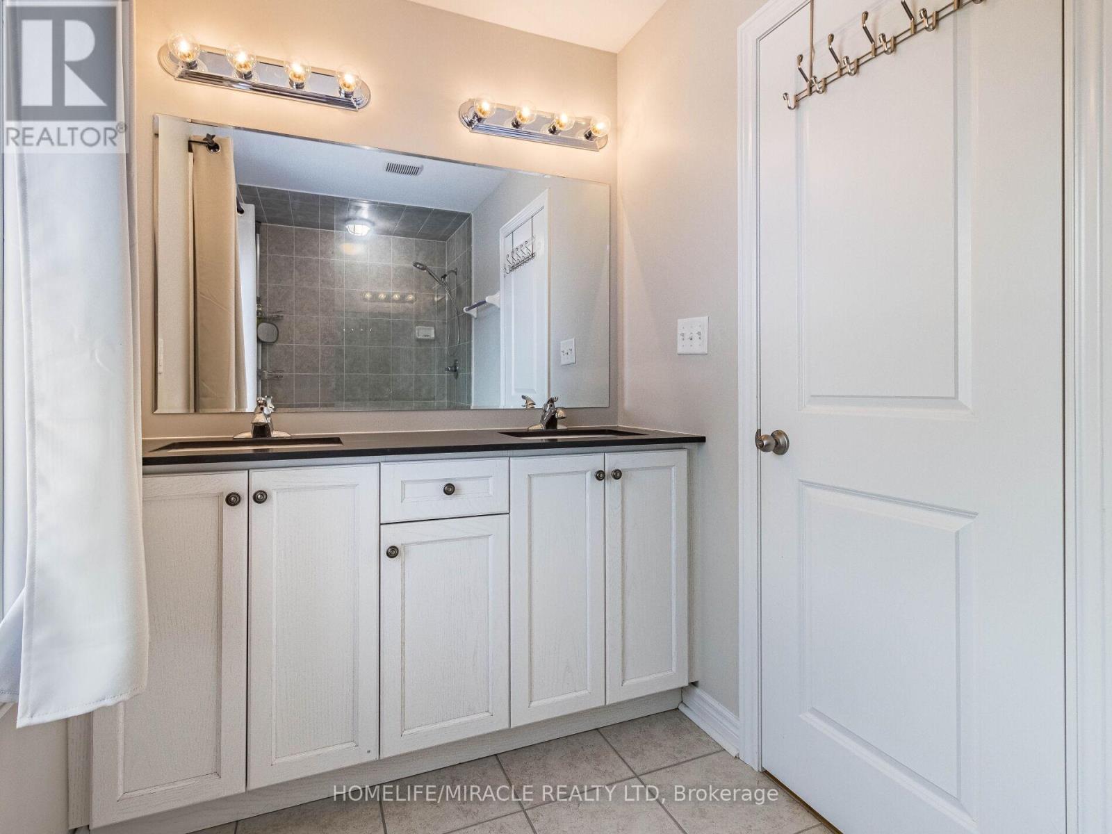 43 Finegan Circle, Brampton, ON - Indoor Photo Showing Bathroom