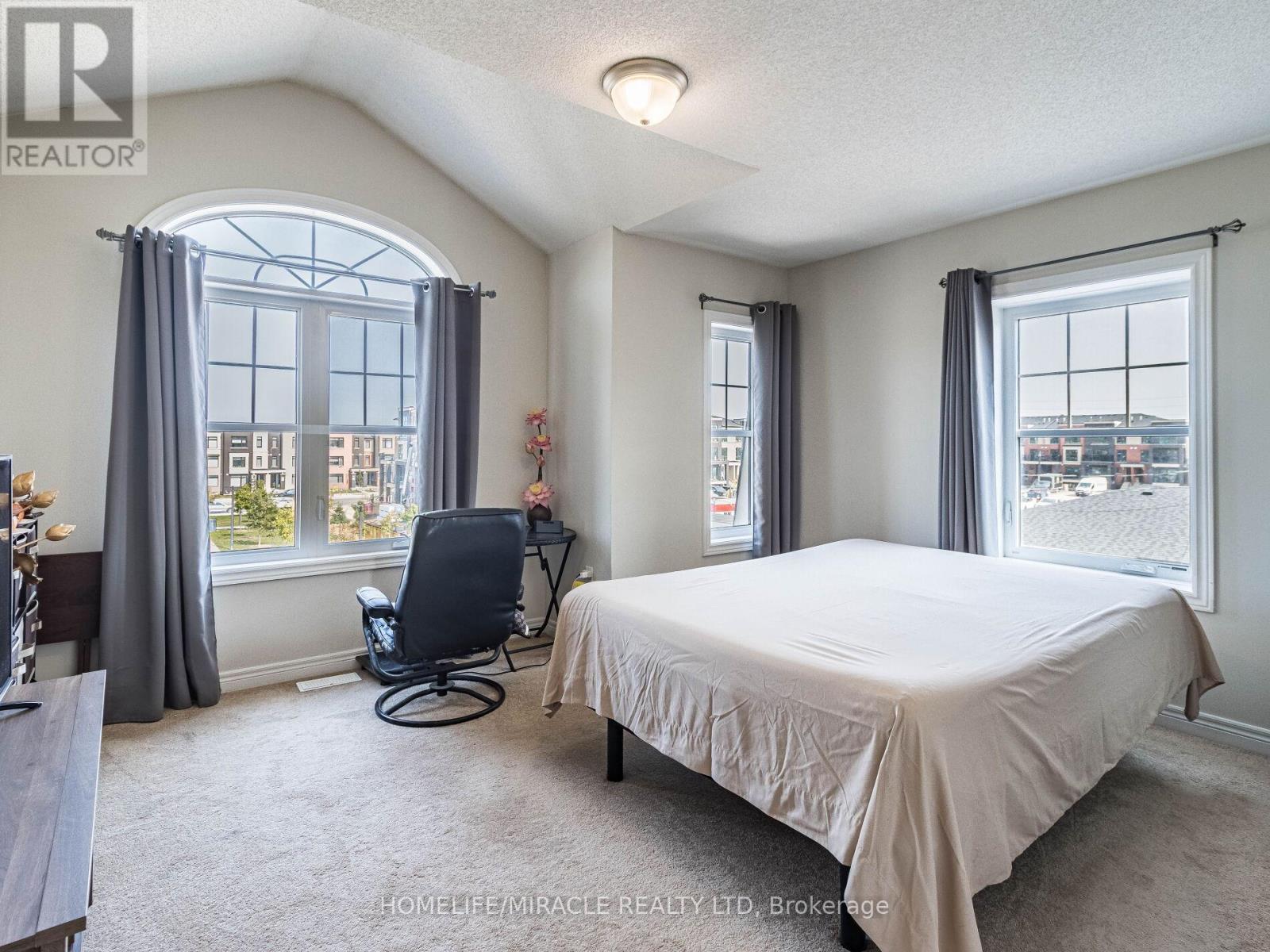43 Finegan Circle, Brampton, ON - Indoor Photo Showing Bedroom