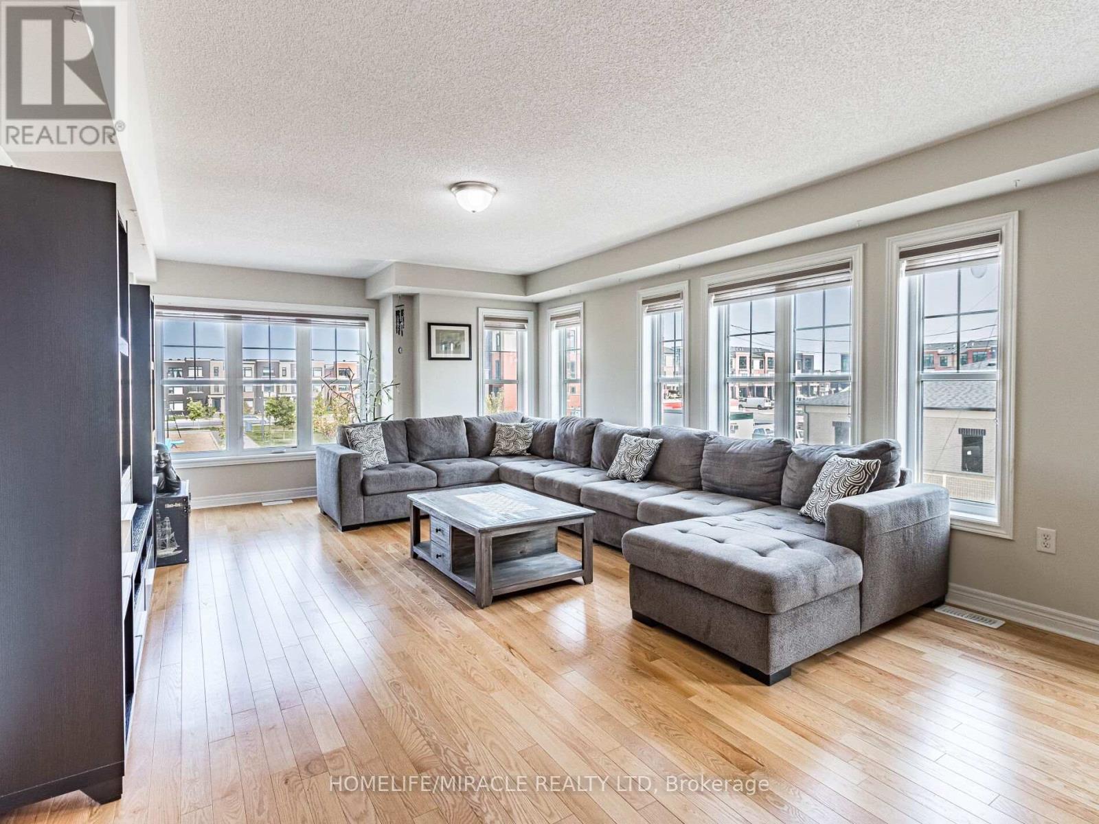 43 Finegan Circle, Brampton, ON - Indoor Photo Showing Living Room