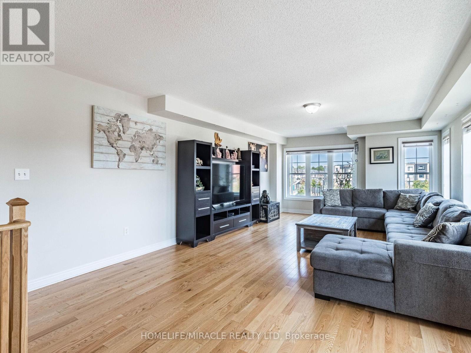 43 Finegan Circle, Brampton, ON - Indoor Photo Showing Living Room