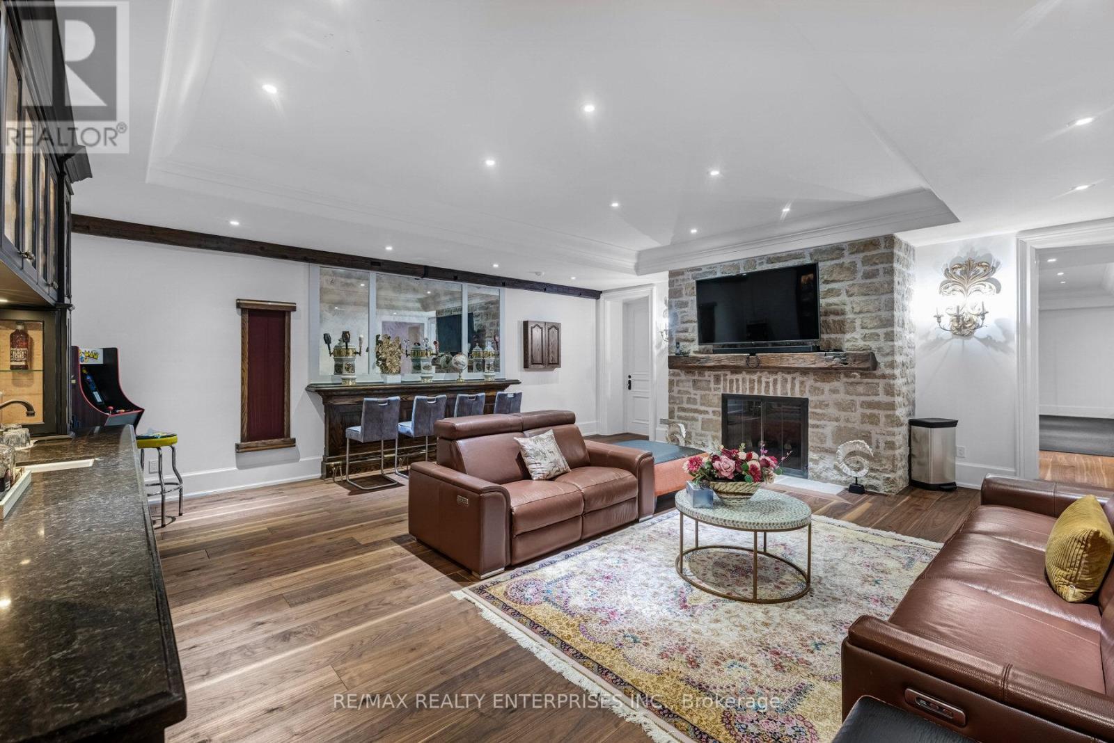 1470 Mississauga Road, Mississauga, ON - Indoor Photo Showing Living Room With Fireplace