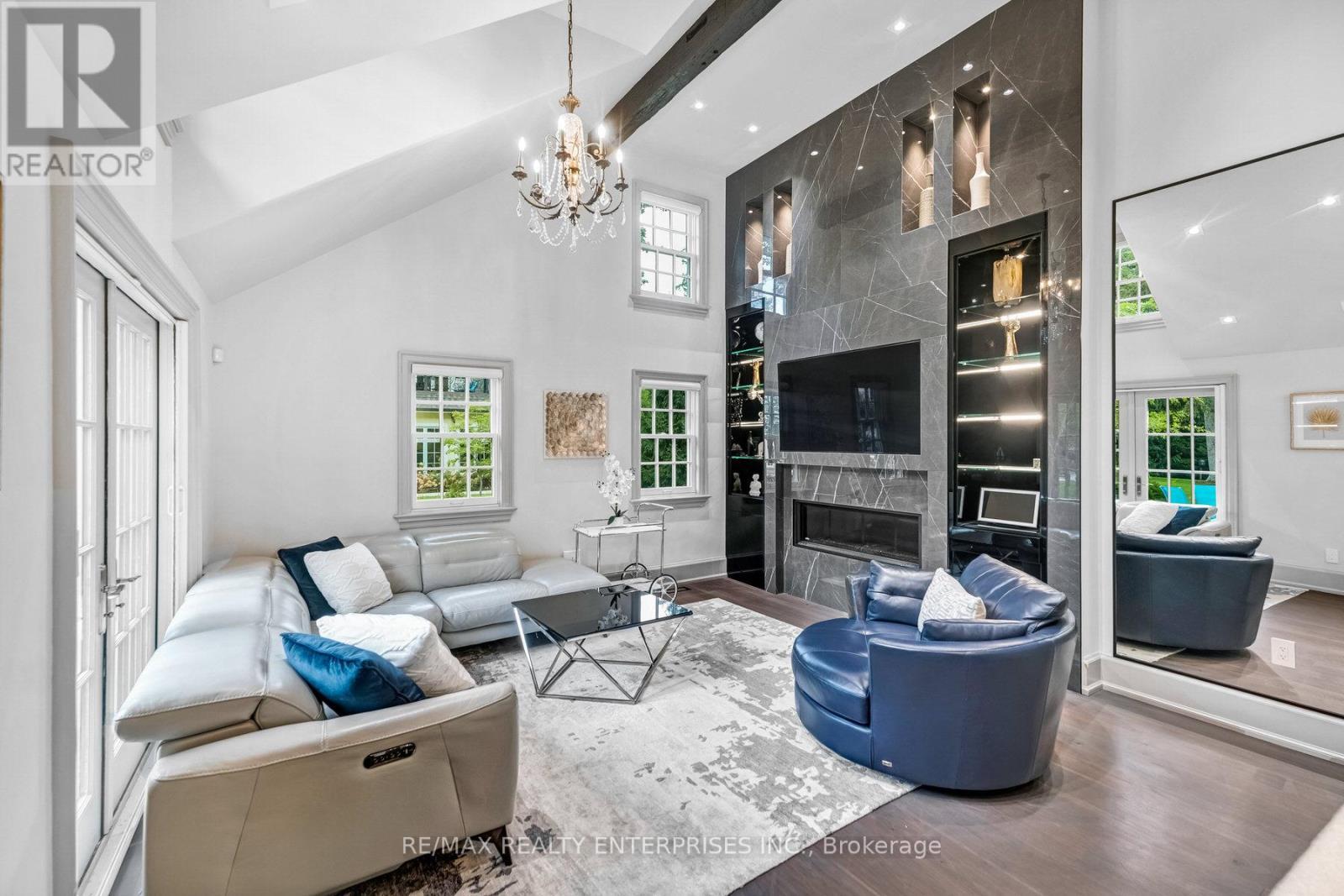 1470 Mississauga Road, Mississauga, ON - Indoor Photo Showing Living Room With Fireplace