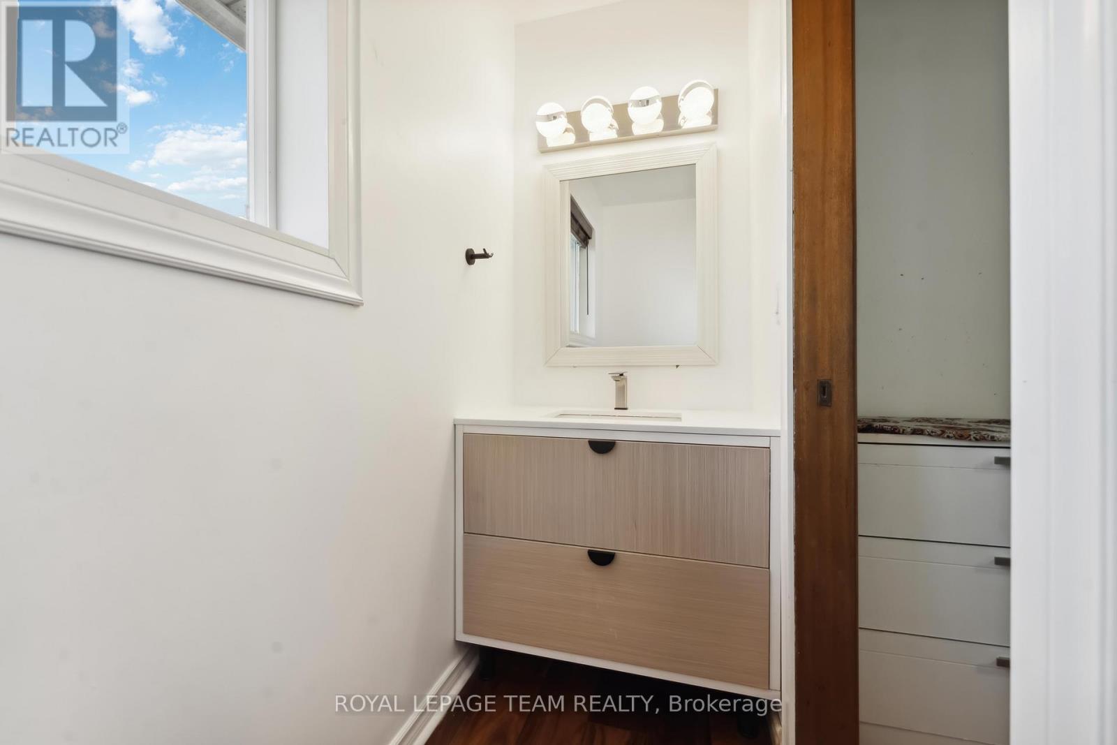 bathroom in primary room - 2353 Georgina Drive, Ottawa, ON - Indoor Photo Showing Bathroom