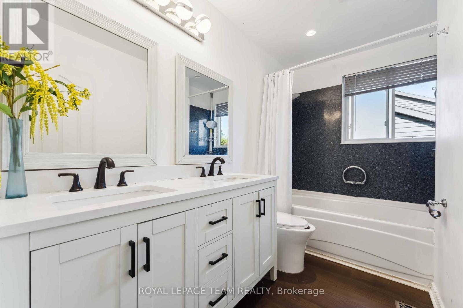 full bathroom in second floor - 2353 Georgina Drive, Ottawa, ON - Indoor Photo Showing Bathroom