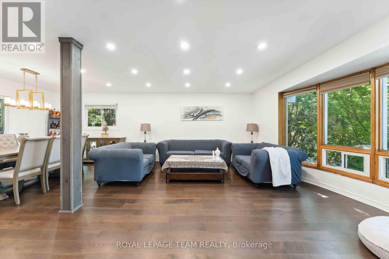 2353 Georgina Drive, Ottawa, ON - Indoor Photo Showing Living Room