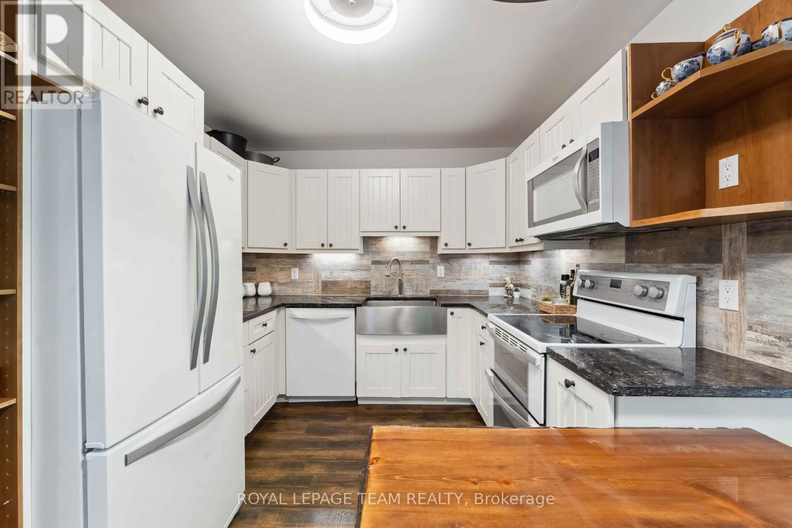 2353 Georgina Drive, Ottawa, ON - Indoor Photo Showing Kitchen With Upgraded Kitchen