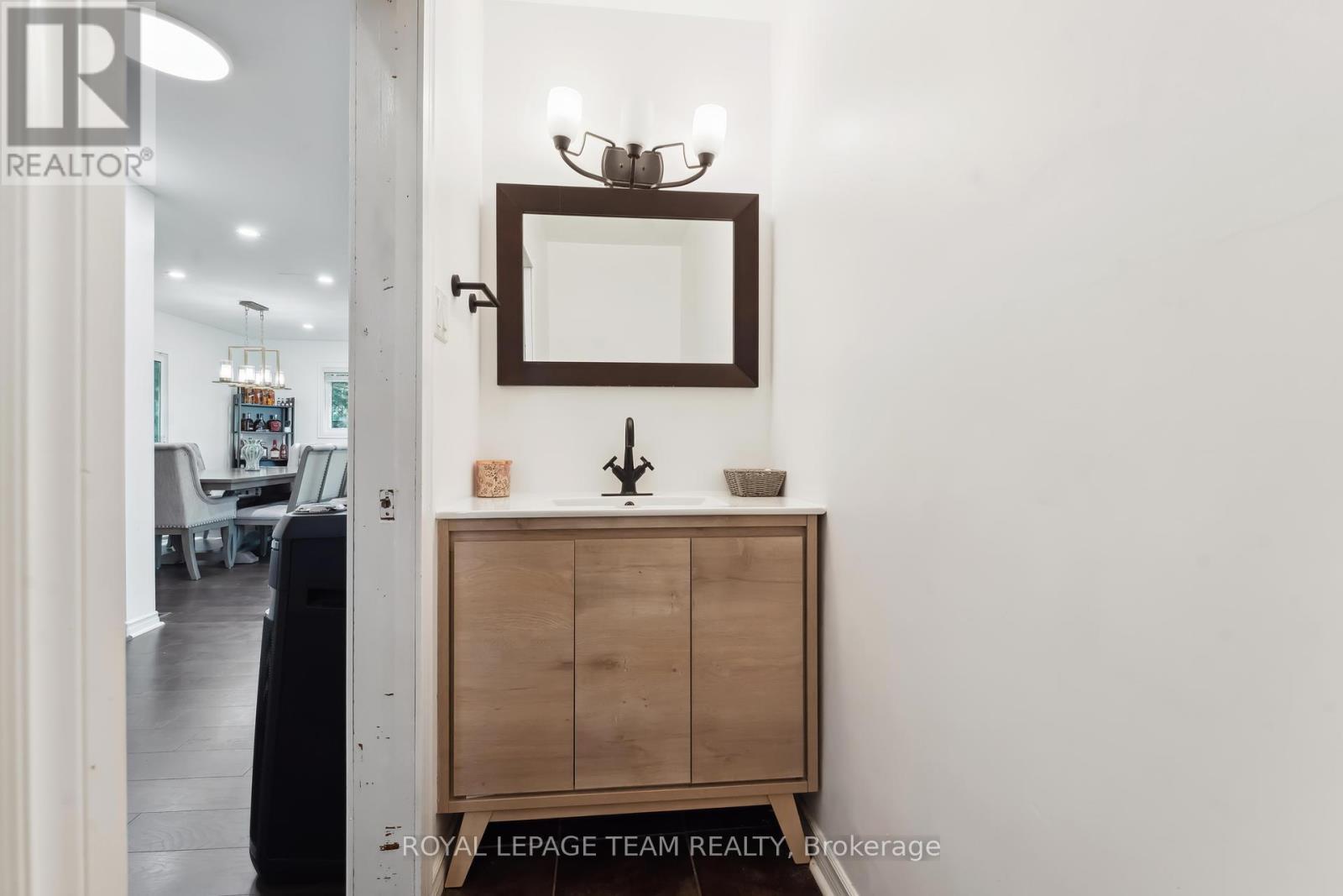 main level bathroom - 2353 Georgina Drive, Ottawa, ON - Indoor Photo Showing Other Room