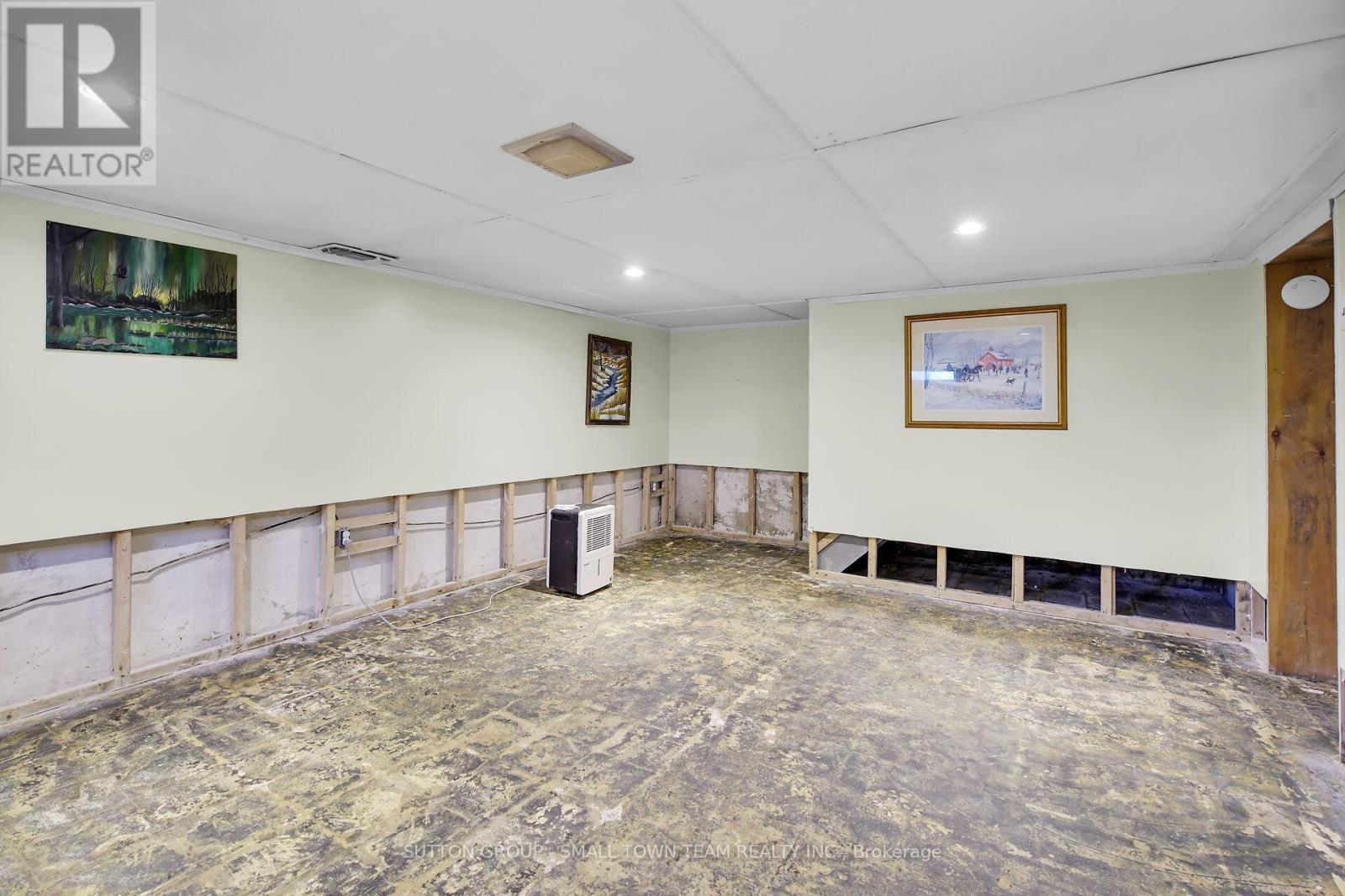 50 Huron Street W, South Huron (Exeter), ON - Indoor