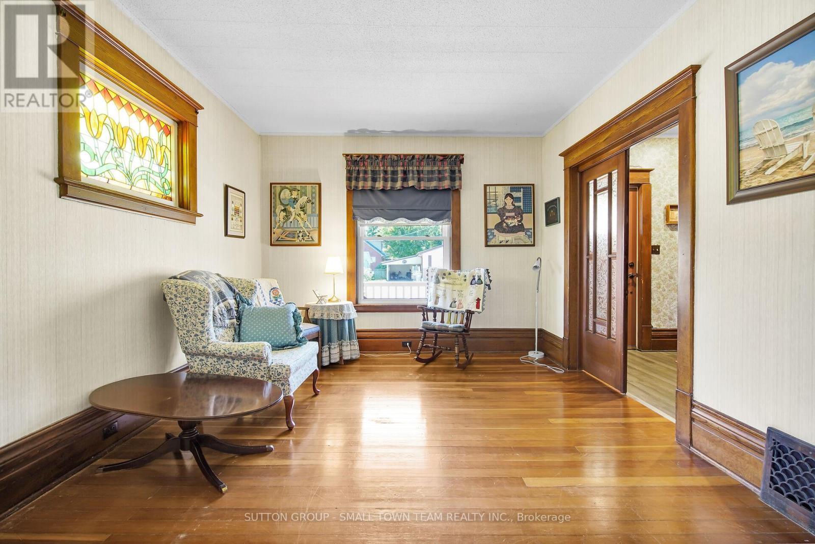 50 Huron Street W, South Huron (Exeter), ON - Indoor Photo Showing Living Room