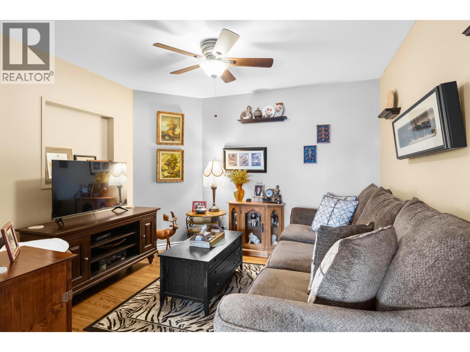 4188 6 Avenue, Peachland, BC - Indoor Photo Showing Living Room