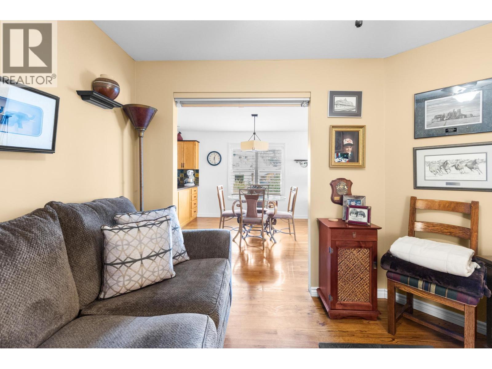 4188 6 Avenue, Peachland, BC - Indoor Photo Showing Living Room