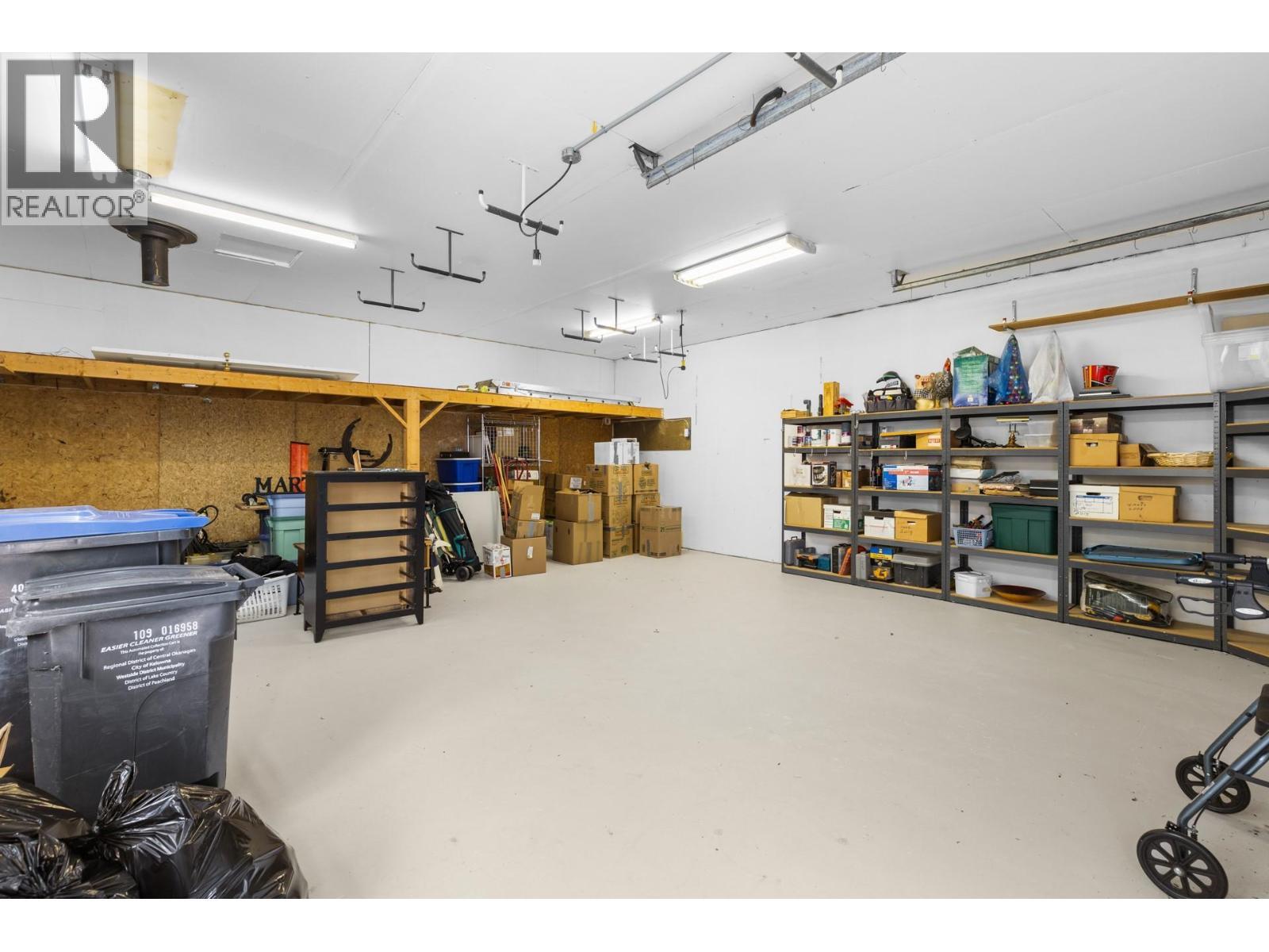 4188 6 Avenue, Peachland, BC - Indoor Photo Showing Garage