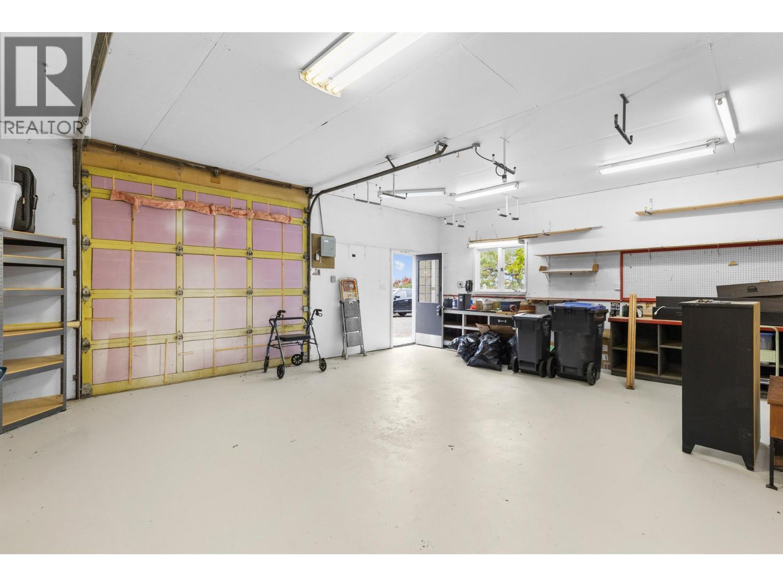 4188 6 Avenue, Peachland, BC - Indoor Photo Showing Garage