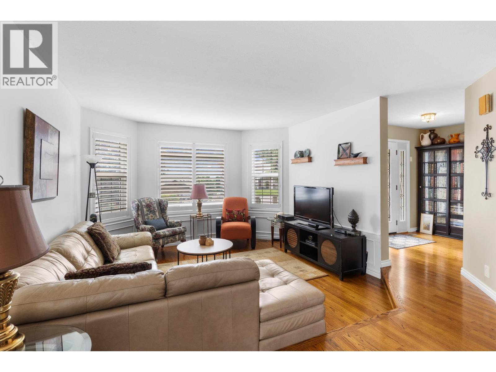 4188 6 Avenue, Peachland, BC - Indoor Photo Showing Living Room
