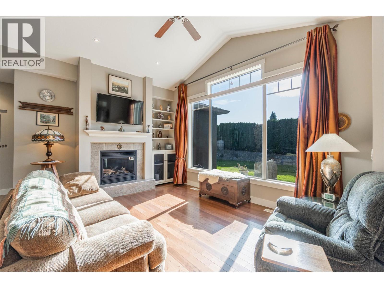 6833 Meadows Drive Unit# 28, Oliver, BC - Indoor Photo Showing Living Room With Fireplace