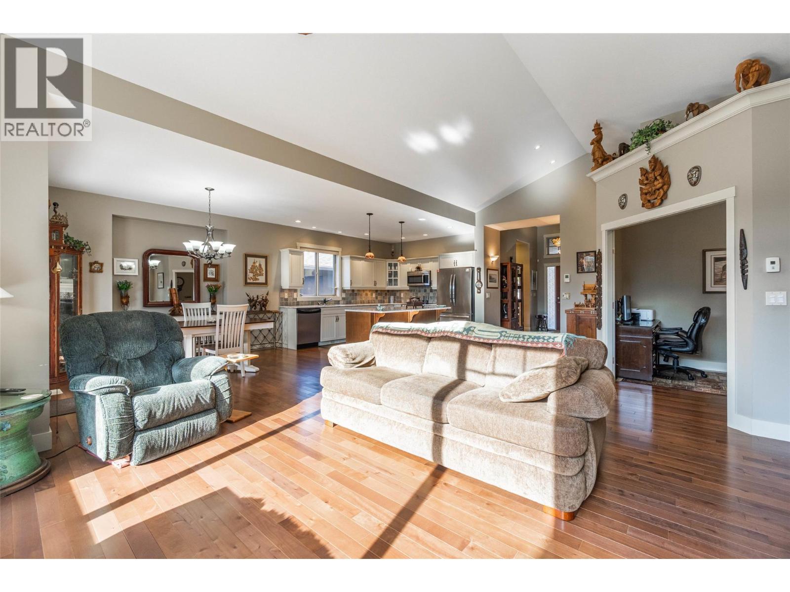 6833 Meadows Drive Unit# 28, Oliver, BC - Indoor Photo Showing Living Room