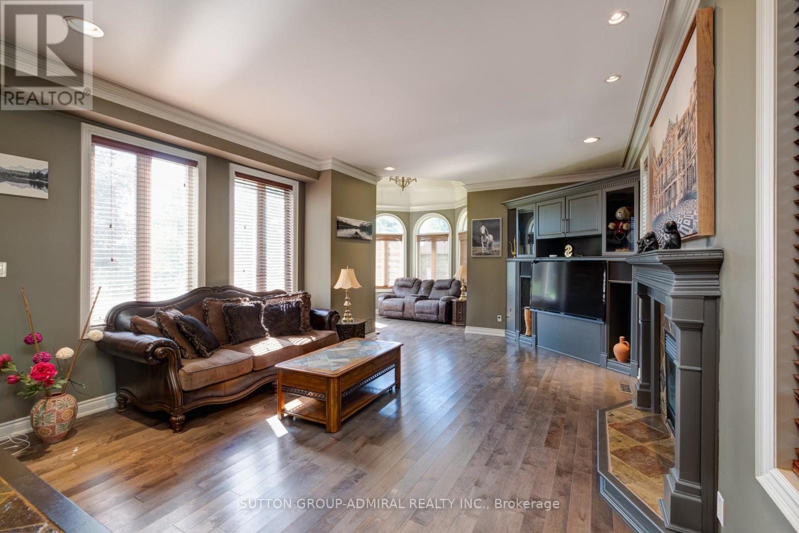 70 Kilkenny Trail, Bradford West Gwillimbury, ON - Indoor Photo Showing Living Room