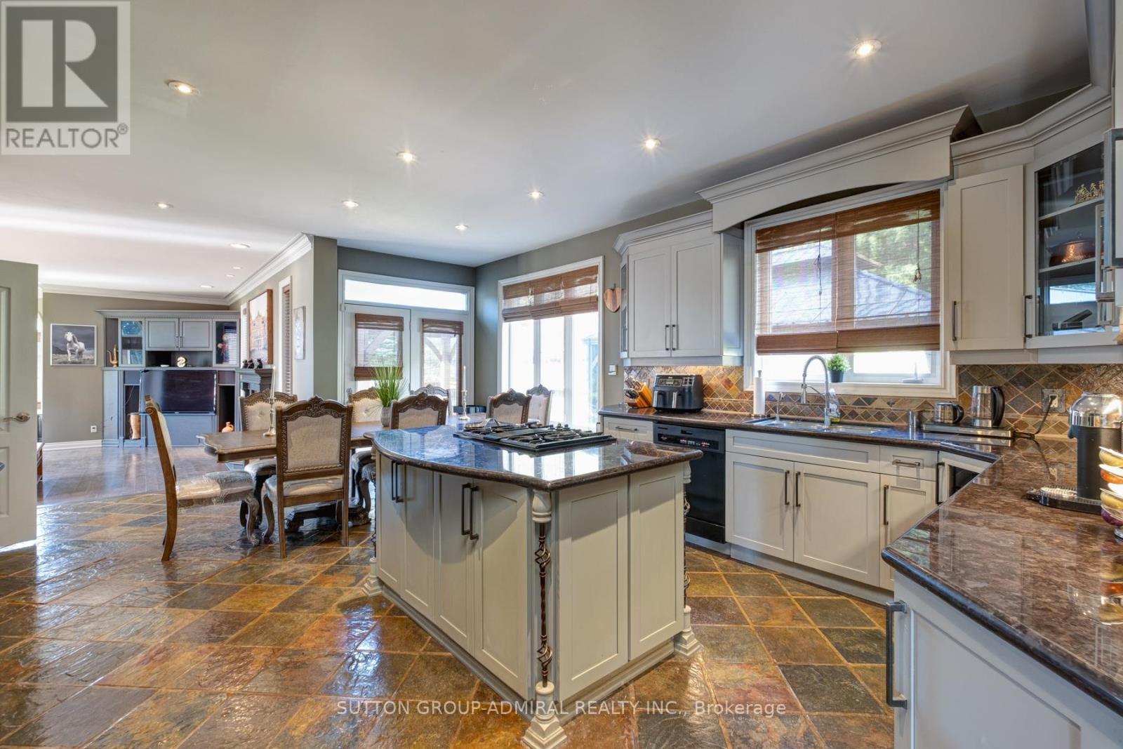 70 Kilkenny Trail, Bradford West Gwillimbury, ON - Indoor Photo Showing Kitchen