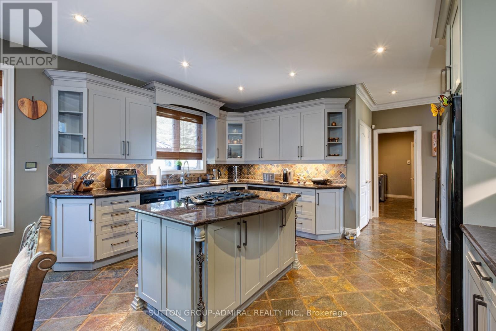 70 Kilkenny Trail, Bradford West Gwillimbury, ON - Indoor Photo Showing Kitchen With Upgraded Kitchen
