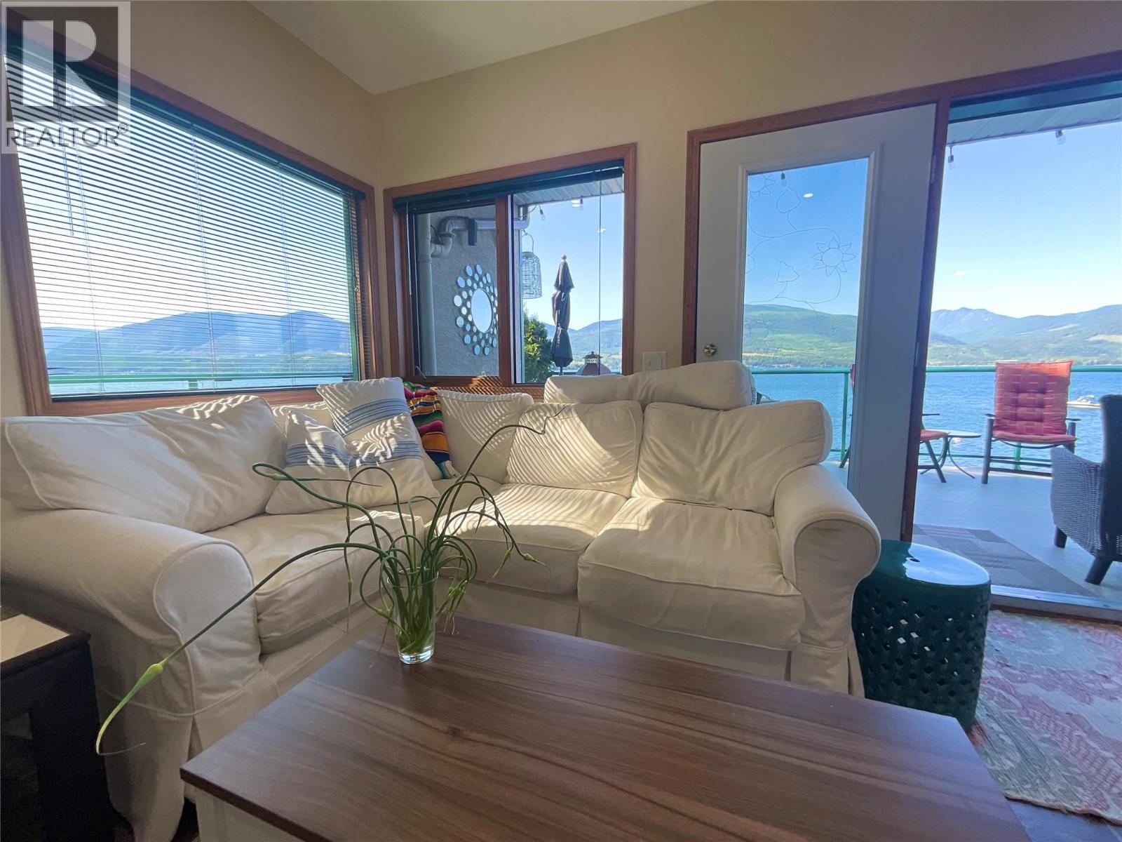 3935 Eagle Bay Rd. Road Unit# 1, Eagle Bay, BC - Indoor Photo Showing Living Room