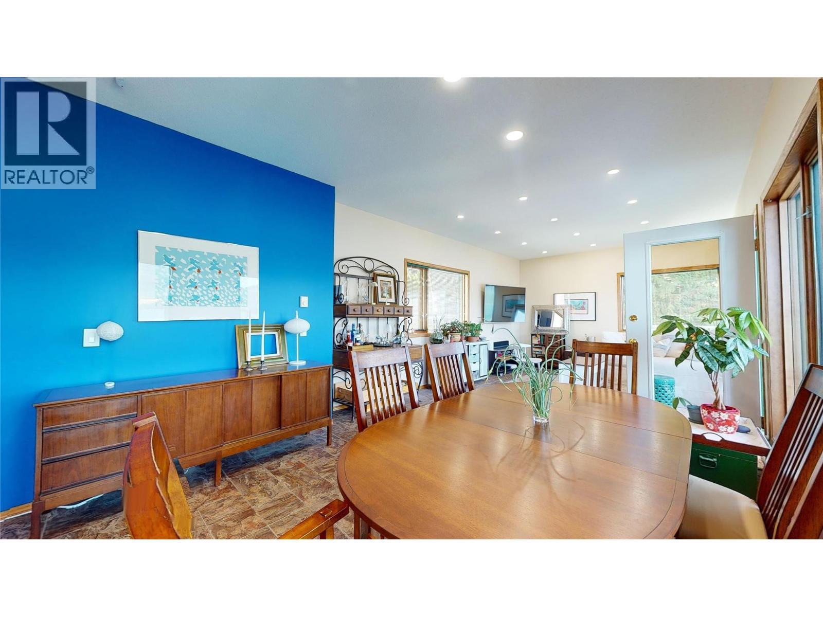 3935 Eagle Bay Rd. Road Unit# 1, Eagle Bay, BC - Indoor Photo Showing Dining Room