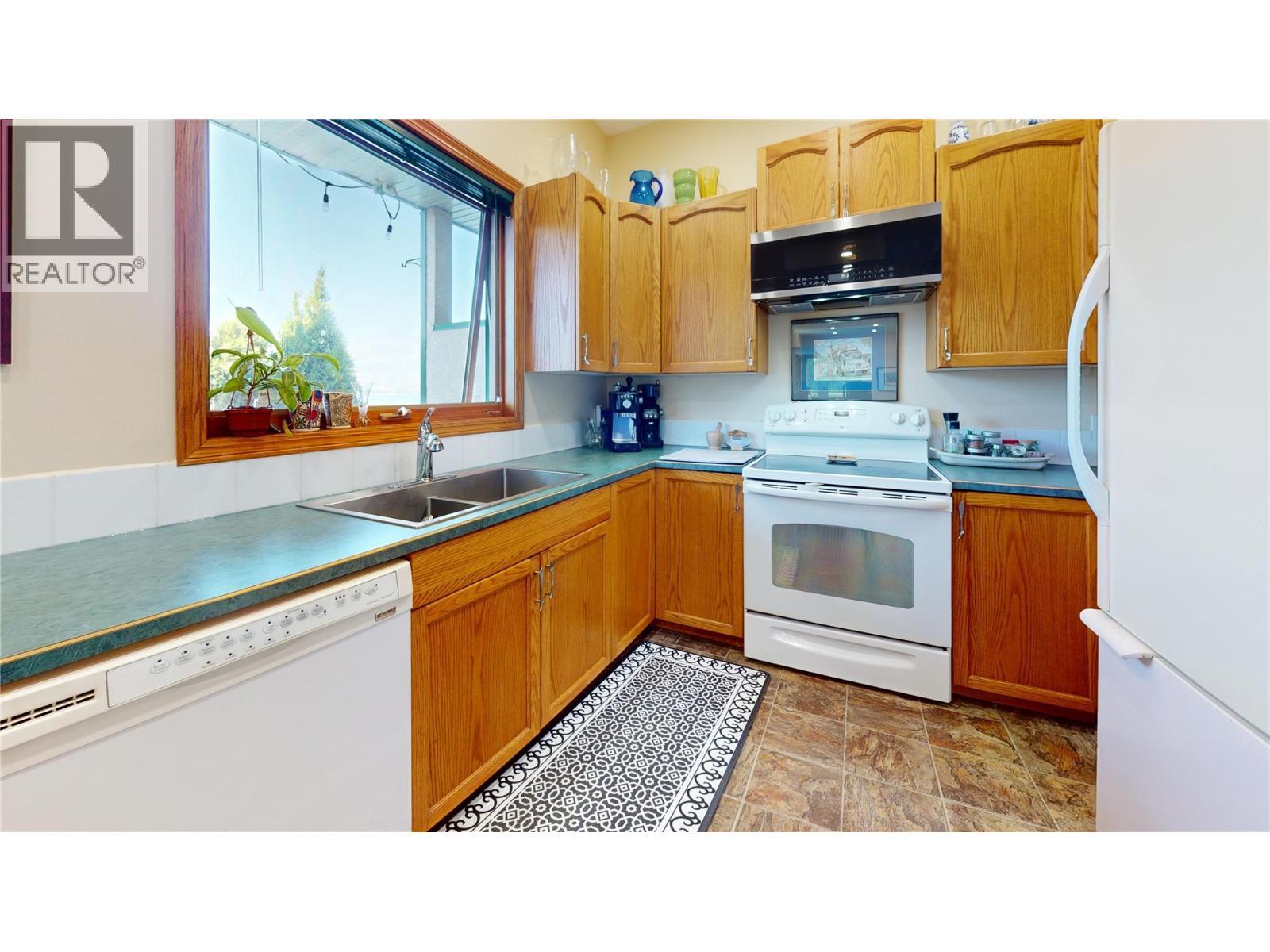 3935 Eagle Bay Rd. Road Unit# 1, Eagle Bay, BC - Indoor Photo Showing Kitchen With Double Sink